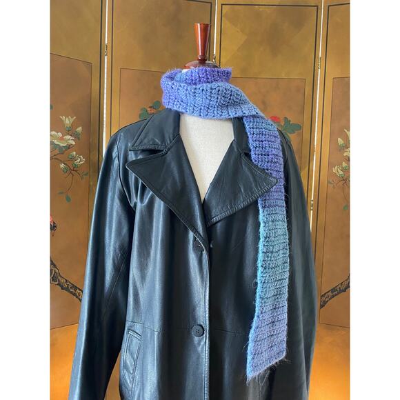 Thin crochet scarf with ombré effect in blue and lavender - Picture 2 of 6